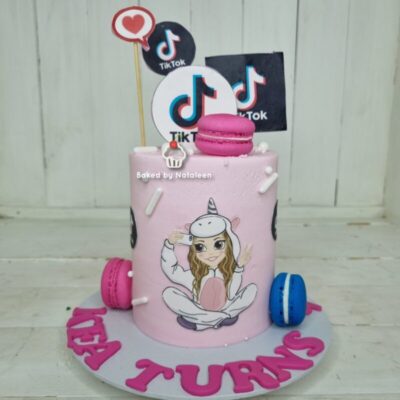 TikTok Trendsetter Cake