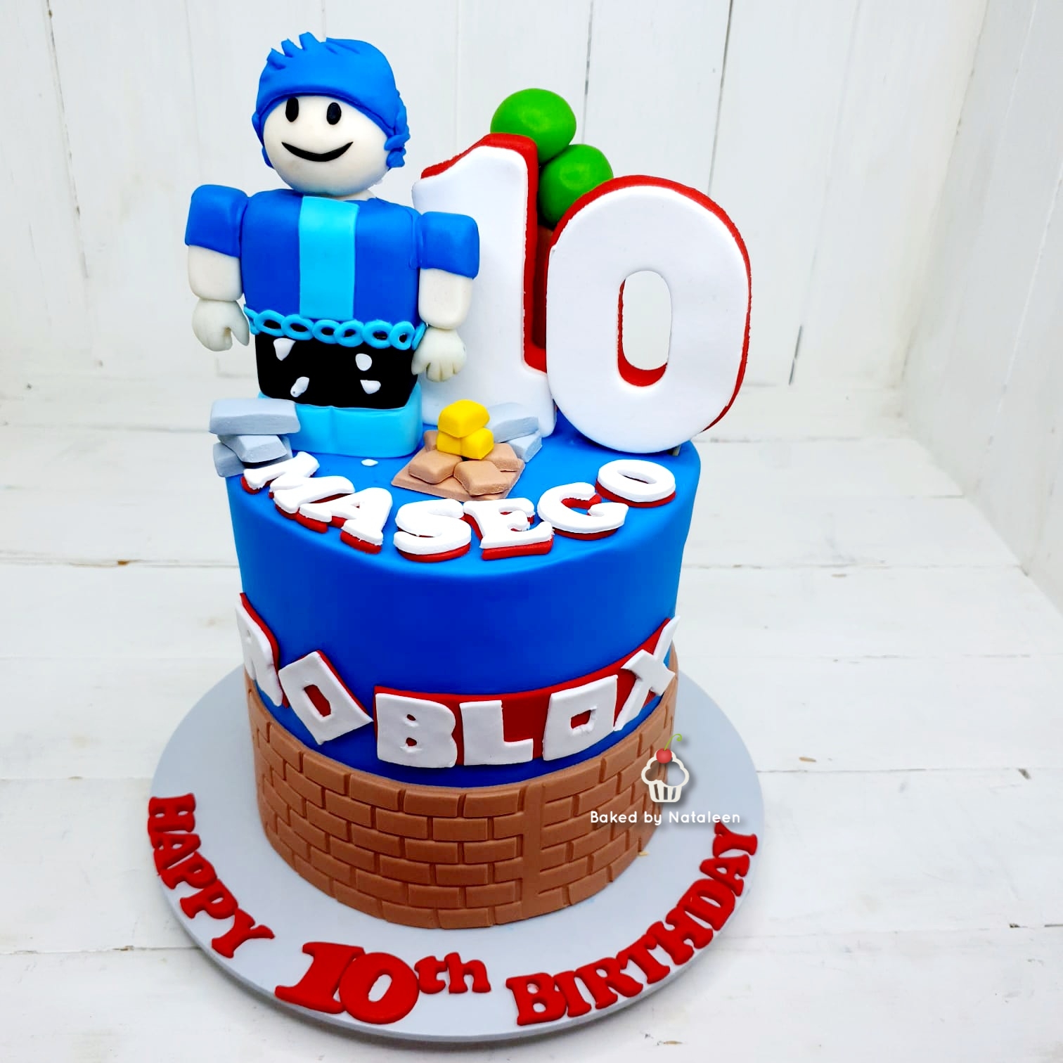 Roblox-themed Fondant Cake - Image 4
