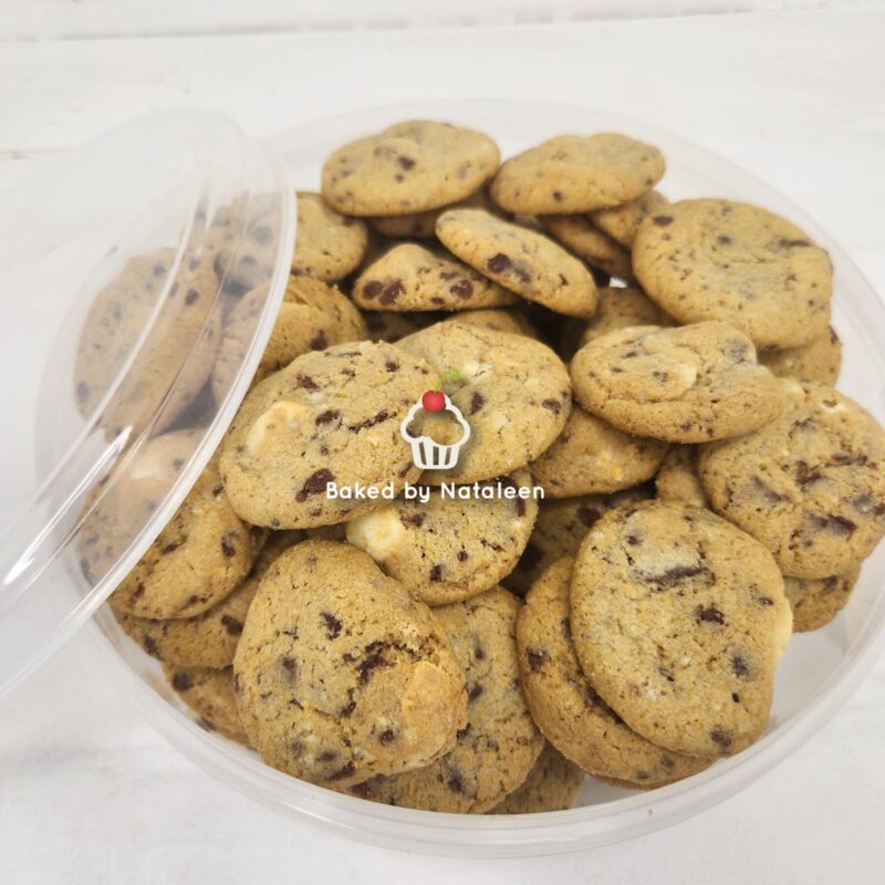 1 kg Macadamia Nut and Choc Chip Cookies