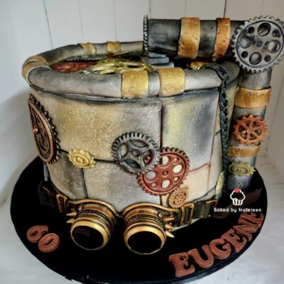 Steampunk-style cake with gears, pipes and bronze exhausts on a black round base, in metallic gray and gold finishes.